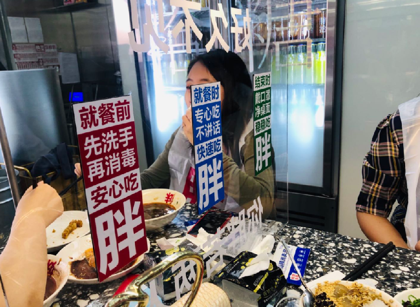  人均70元的重庆小面店，每餐排队3小时，这家面馆为啥能火4年？