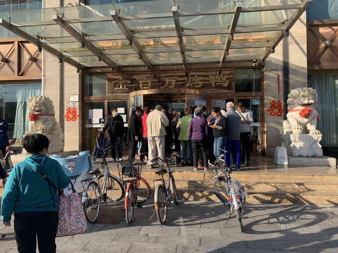 北京这家金百万烤鸭店突然停业，市民气愤：昨儿还让储值，今儿就歇业