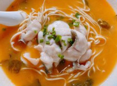 杭州只有30平的酸菜鱼面馆，公认最能