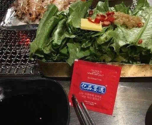  中国饭店餐桌上为什么总摆着“安全套”？