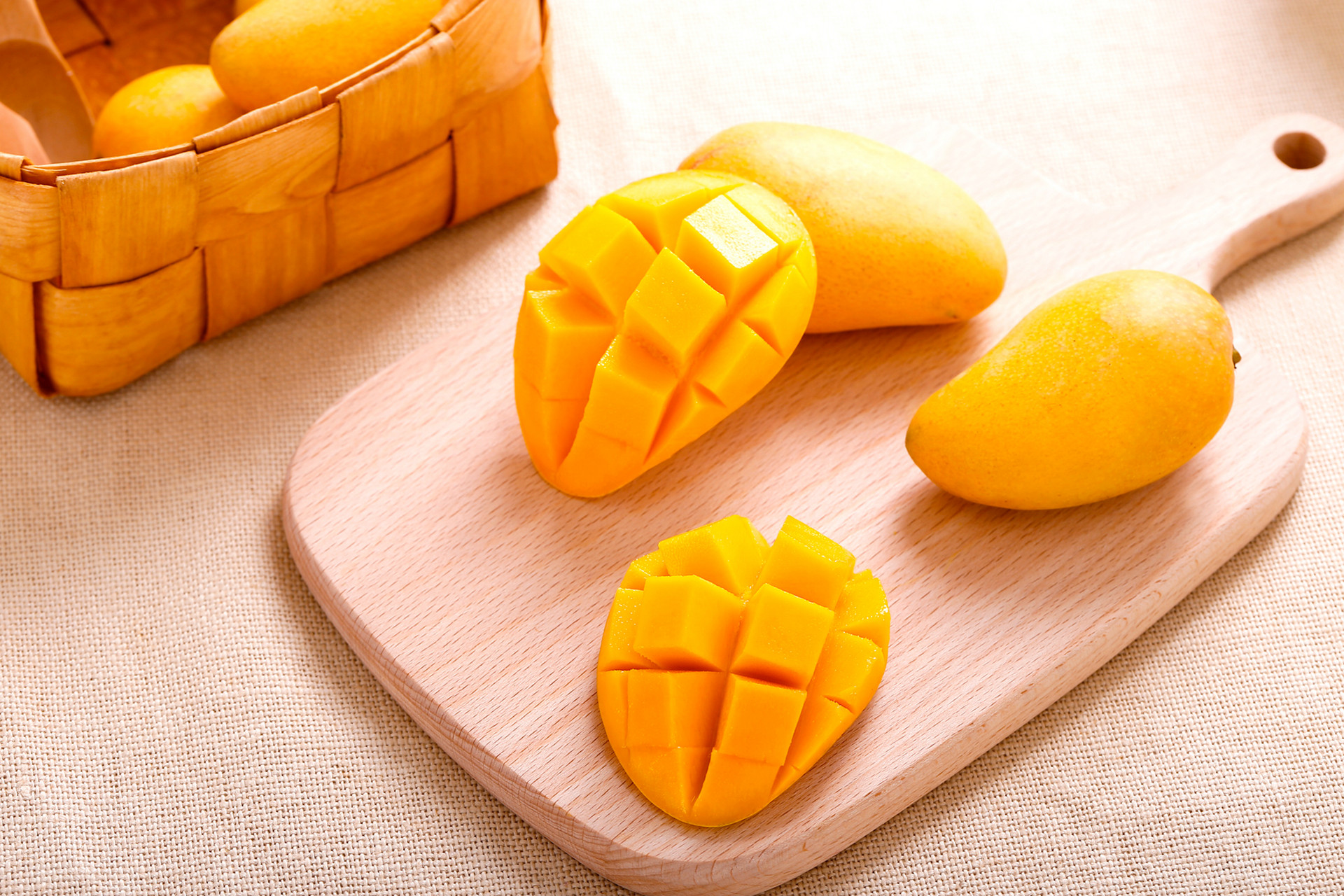 芒果吃多了皮肤会变黄吗