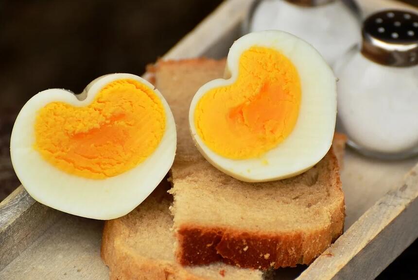 鸡蛋煮熟后蛋白有黑点能吃吗