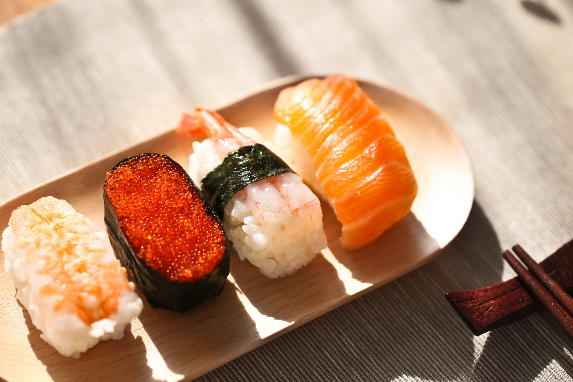 寿司上面的橙色颗粒是什么