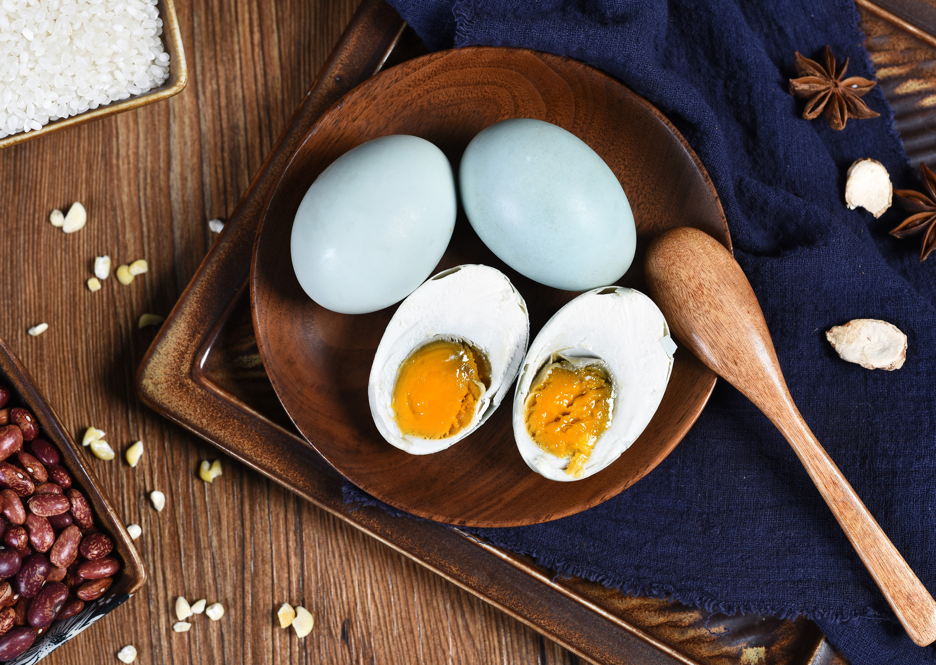 咸鸭蛋为什么蛋白发黄 