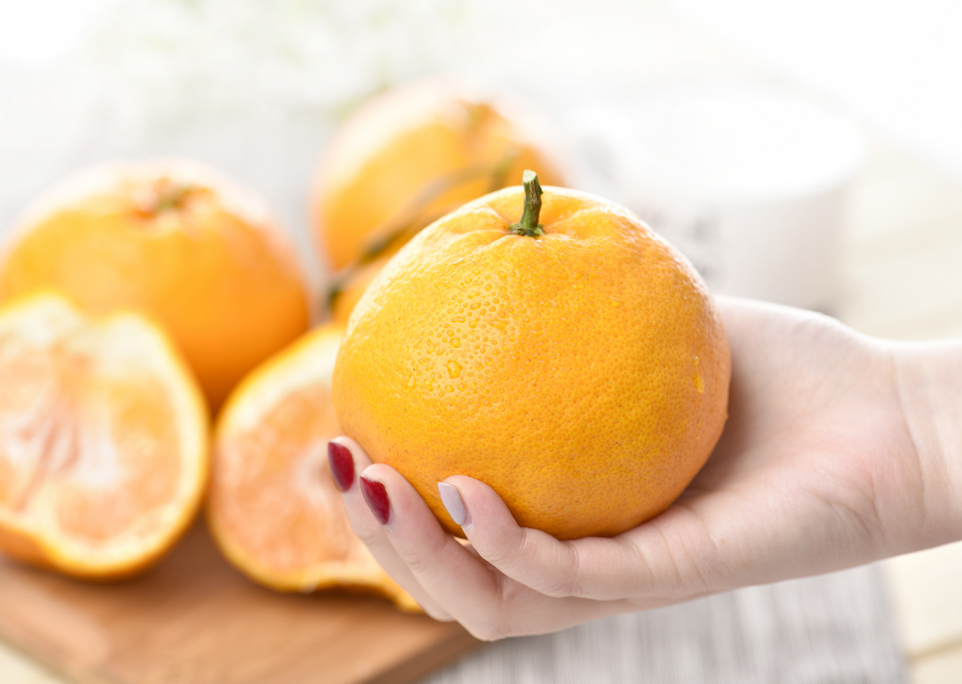 丑橘是一种很好吃的柑橘类水果，我们也叫它“丑八怪”。丑橘比普通的橘子好吃，而且营养价值更高，那主要有哪些功效呢?