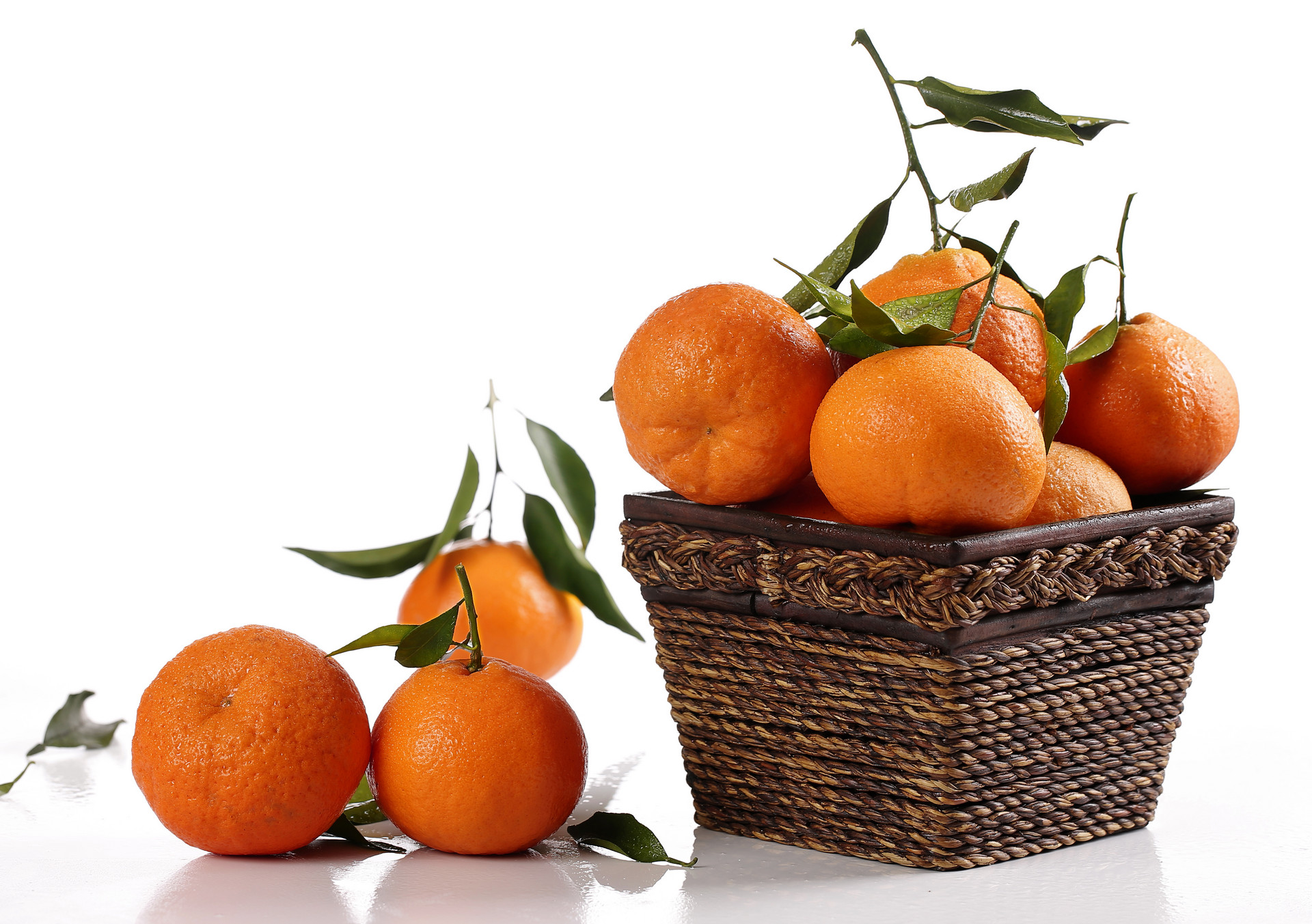 丑橘和普通橘子的区别 丑橘和一般的橘子是不一样的，虽然都是柑橘类水果，但是还是有很大的区别，不管是个头上还是性味上。那丑橘和普通橘子具体有哪些区别呢? 营养成分含量不同 丑橘的主要营养成分，它的维生素C 的含量是50mg/100g。 普通橘子的维生素C含量大约28mg/100g。 故此，丑橘的维生素C含量要远远大约其他同类水果，营养价值很高。 营养元素种类不同 丑橘和普通的橘子都含有丰富的维生素C。 但丑橘有很多普通橘子没有的微量元素，营养价值比普通橘子多。 性味不同 丑橘是凉性水果，多吃也不会上火的。 普通橘子是热性水果，多吃易上火。 吃丑橘有什么好处? 1、吃丑柑能减肥：不含脂肪也不含钠; 2、丑柑中的营养成分及其他植物化学成分有助于抗击癌症; 3、天天吃1个丑柑还能防止中风; 4、丑柑内含多种有效预防心脏病元素; 5、多吃丑柑能预防骨质疏松; 6、丑柑能帮助肠胃的消化，起到排毒养颜的功效! 7、丑柑随时都可以吃，天天都能吃，里面有大量的维生素C。