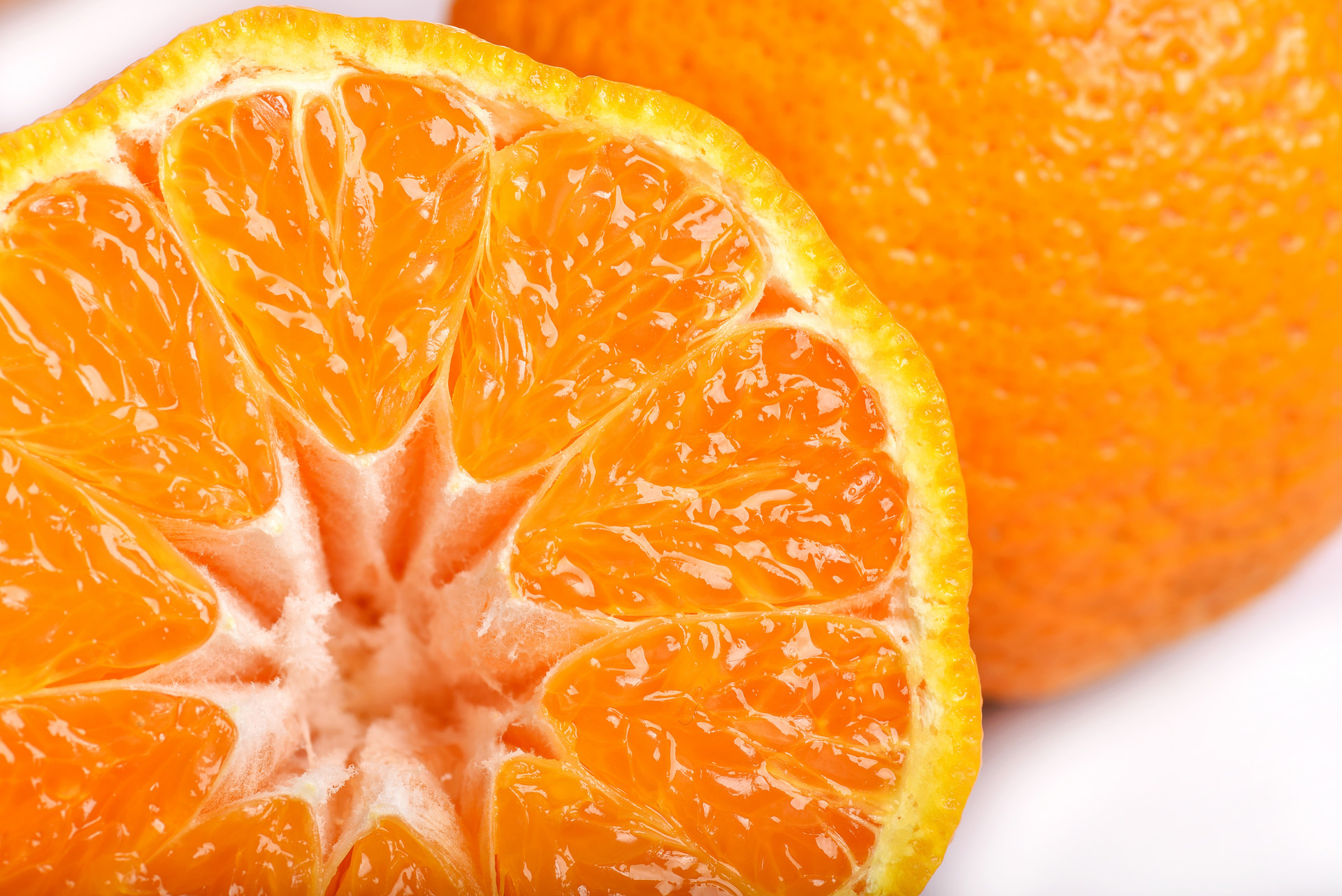 丑橘和普通橘子的区别 丑橘和一般的橘子是不一样的，虽然都是柑橘类水果，但是还是有很大的区别，不管是个头上还是性味上。那丑橘和普通橘子具体有哪些区别呢? 营养成分含量不同 丑橘的主要营养成分，它的维生素C 的含量是50mg/100g。 普通橘子的维生素C含量大约28mg/100g。 故此，丑橘的维生素C含量要远远大约其他同类水果，营养价值很高。 营养元素种类不同 丑橘和普通的橘子都含有丰富的维生素C。 但丑橘有很多普通橘子没有的微量元素，营养价值比普通橘子多。 性味不同 丑橘是凉性水果，多吃也不会上火的。 普通橘子是热性水果，多吃易上火。 吃丑橘有什么好处? 1、吃丑柑能减肥：不含脂肪也不含钠; 2、丑柑中的营养成分及其他植物化学成分有助于抗击癌症; 3、天天吃1个丑柑还能防止中风; 4、丑柑内含多种有效预防心脏病元素; 5、多吃丑柑能预防骨质疏松; 6、丑柑能帮助肠胃的消化，起到排毒养颜的功效! 7、丑柑随时都可以吃，天天都能吃，里面有大量的维生素C。