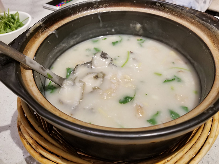 正宗的潮汕砂锅粥人均只要50元就能吃超大一锅