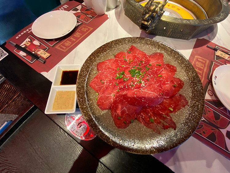唯一一家可以吃牛肉刺身的火锅店，入口即化的口感瞬间就能征服你的味蕾！