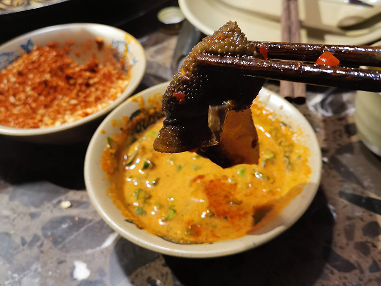 锅底是很经典的成都口味的火锅店，牛油锅底爱好者必打卡！