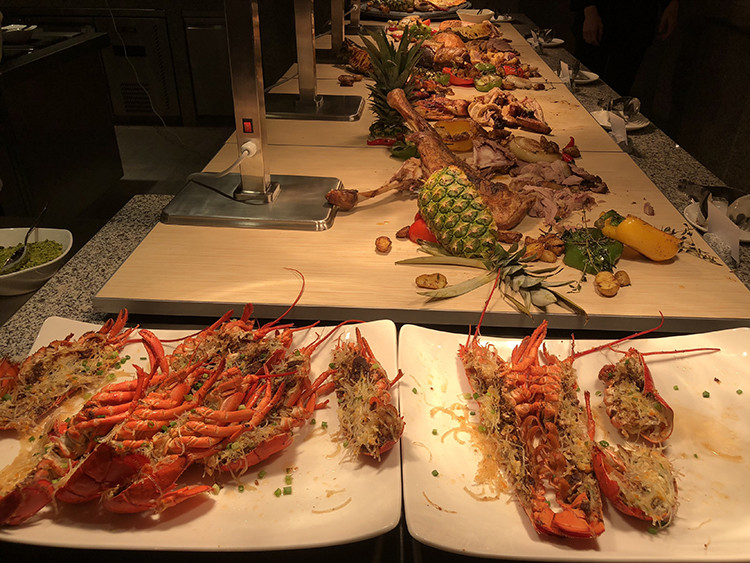 万豪酒店的这家全日制餐厅一定要选晚上来，海鲜自助盛宴让人”胃“不暇接