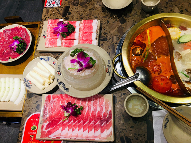 这家火锅店最出名的可能不是锅底而是红糖糍粑，酥软香甜的糍粑每桌必点
