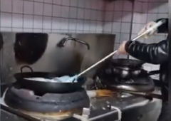  陕西一餐厅用扫把刷锅、脚踩餐盘，