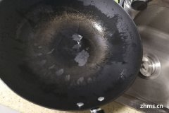 如何去除锅里煮的黑垢？
