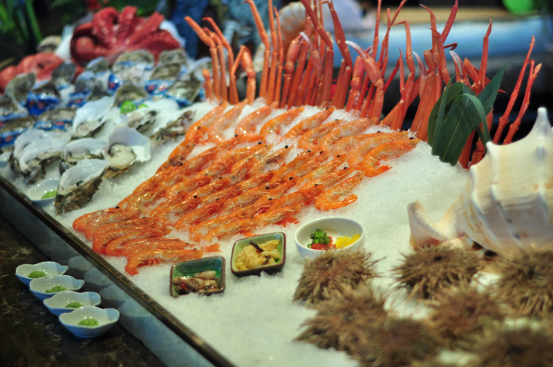 哈尔滨一食客吃自助自带塑料袋打包鲍鱼、螃蟹，老板气得直哆嗦