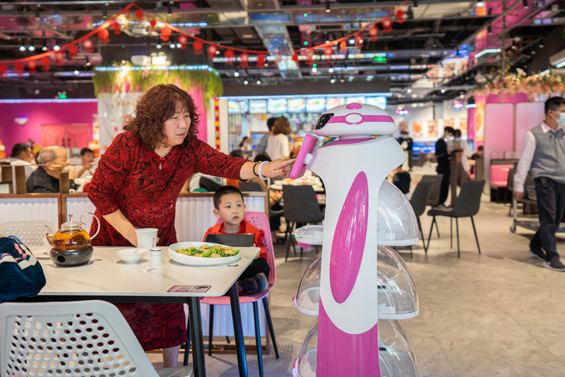 全体系无接触用餐体验，旗舰级千玺机器人中餐厅广州亮相