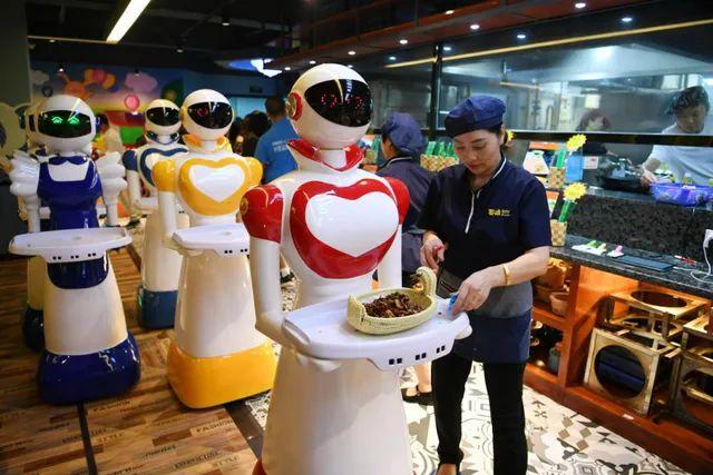  餐饮机器人再掀新浪潮！距离取代人工还有多远？