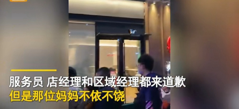 重庆一服务员误洒果汁弄脏客人衣服，对方自称是上等人，索赔2800！
