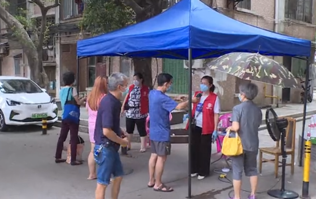 广州荔湾：中风险地区每户每天限1人外出，禁止堂食