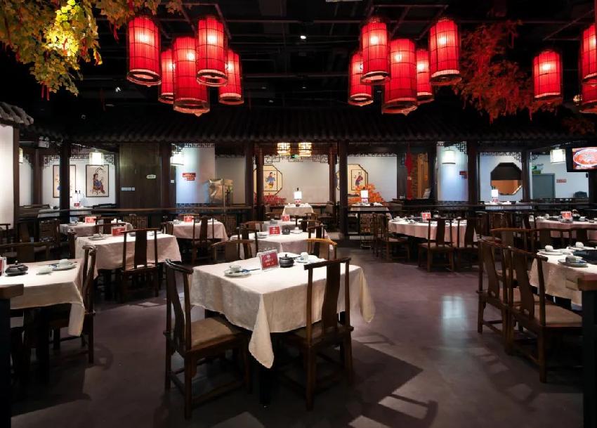  餐厅违规收2元餐具费被罚9千；泰国5万家餐厅关门停业