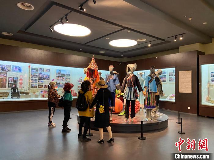 民众在广西民族博物馆参观。　林洁琪 摄